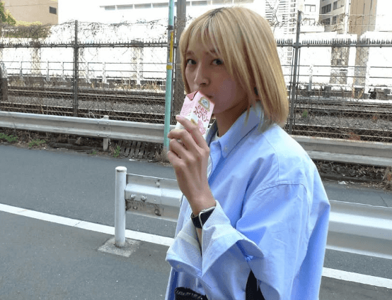 テニス美女子、線路そばで撮影した”金髪・ラストデイショット”を公開！大好きなドリンクの思い出も語る