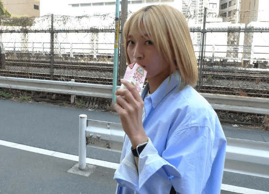 テニス美女子、線路そばで撮影した”金髪・ラストデイショット”を公開！大好きなドリンクの思い出も語る