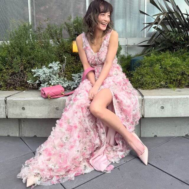 西山茉希、全身ピンクで魅了！