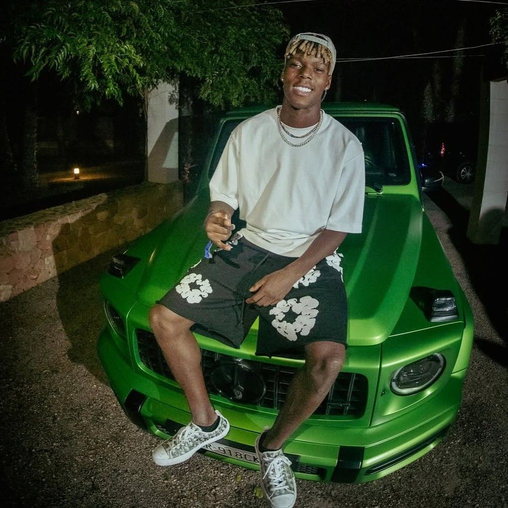 ニコ・ウィリアムズが休暇中のショットを公開もファンはスルーで「〇〇に来て！」と移籍を望むラブコール