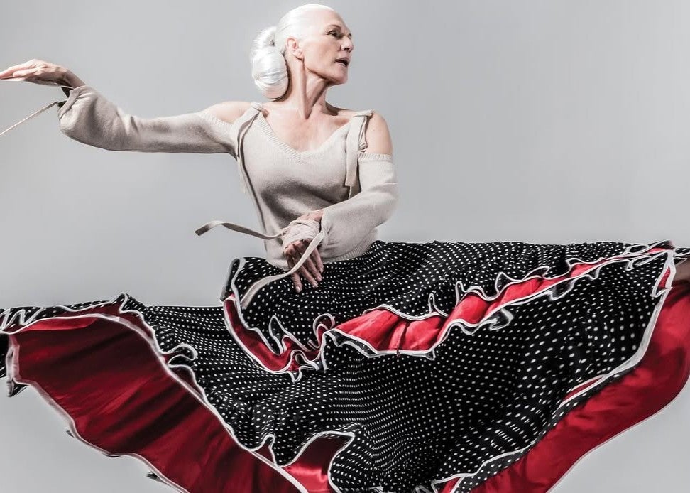 77歳のイーロン・マスクの母が美しくしなやかなダンスショットを公開。息を飲むオーラに喝采！