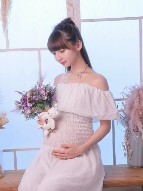 聖母の様な表情にうっとり！元NGT・荻野由佳、マタニティフォトで見せた大きなお腹に注目集まる