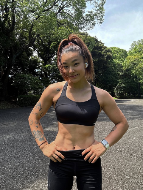 スポブラから美しすぎる腹筋披露！美女総合格闘家が見せたバッキバキマッスルショットにファンの視線釘付け！