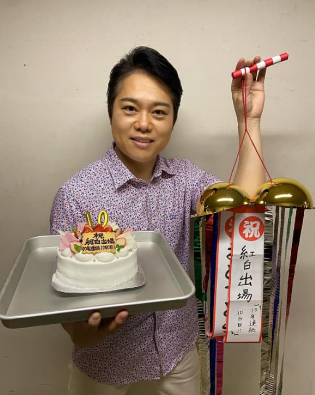 紅白出場が決定した三山ひろし、お祝いケーキを手にパシャリ「ありがとうございます」