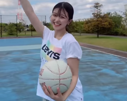 「可愛いの天才」バスケ美女子、ときめき仕草満点”キュート・シュート”を披露！「おっ！レディー版スラムダンク。赤木晴子ちゃん！？」