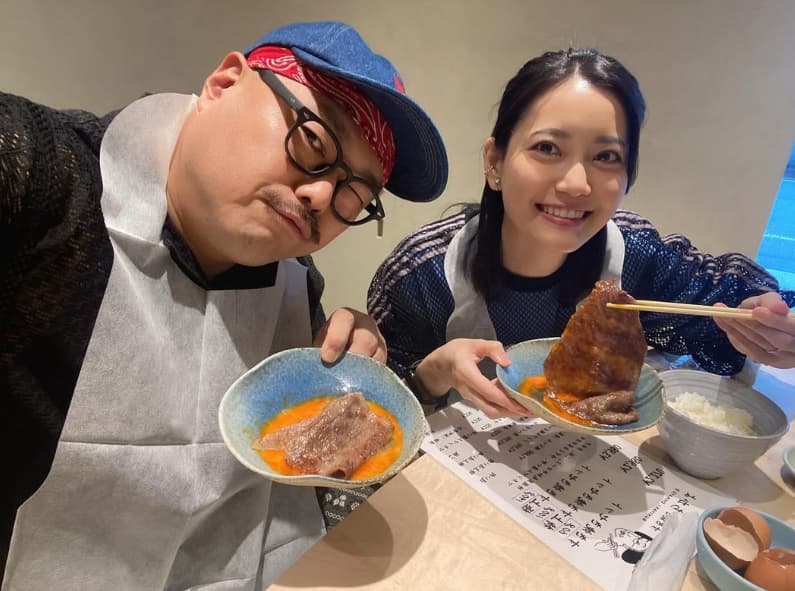 有名芸人〇〇が、彼女とのツーショット写真を公開！！