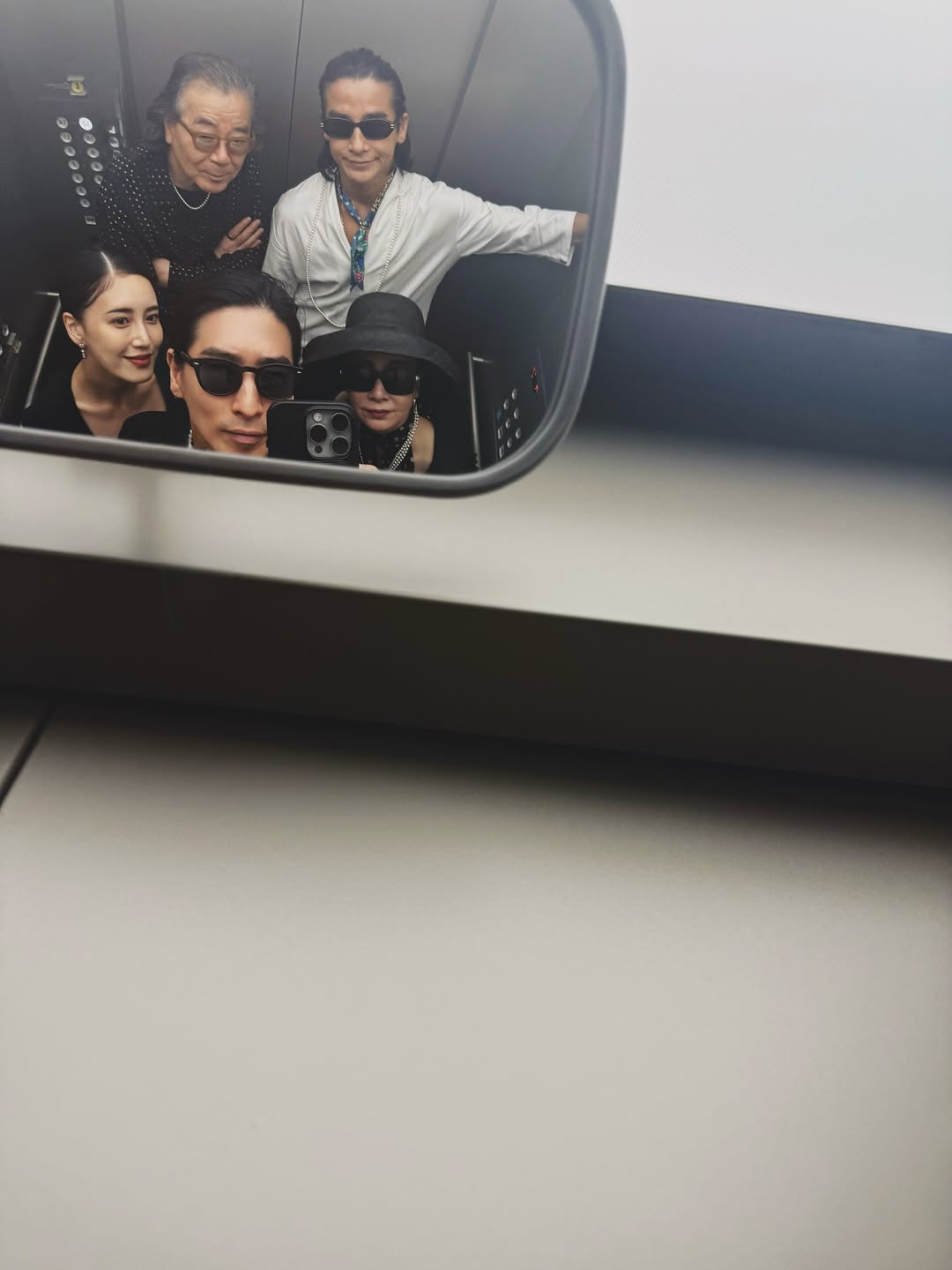 元E-girls・藤井夏恋がミュージシャン夫の家族とのイケてる集合写真公開で「オーラ凄！」