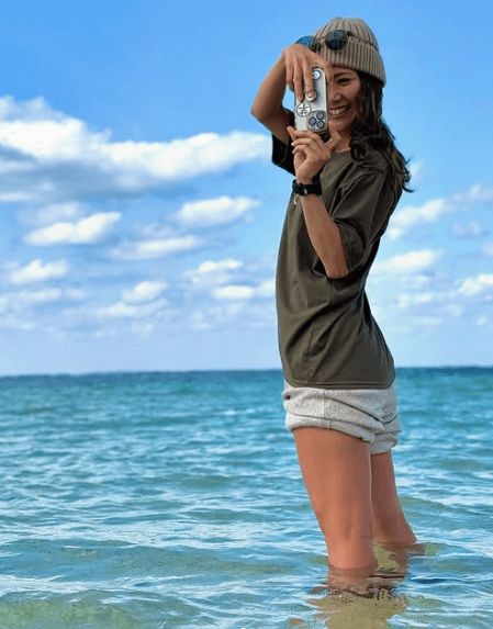 「そんなに綺麗なのに泳がないの？」キュートなエンタメ系ランナー、海の天然アイシングで入水！「めっちゃエエですやん」