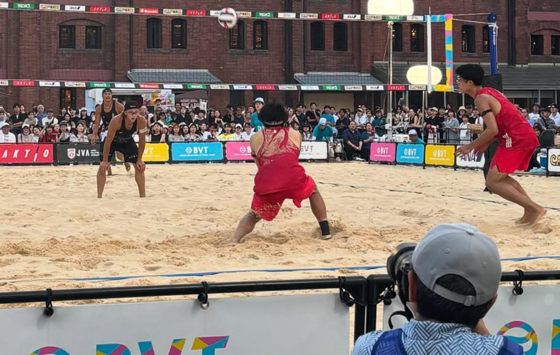 元卓球日本代表・平野早矢香、赤レンガ倉庫で親子ビーチバレー観戦＆休日満喫