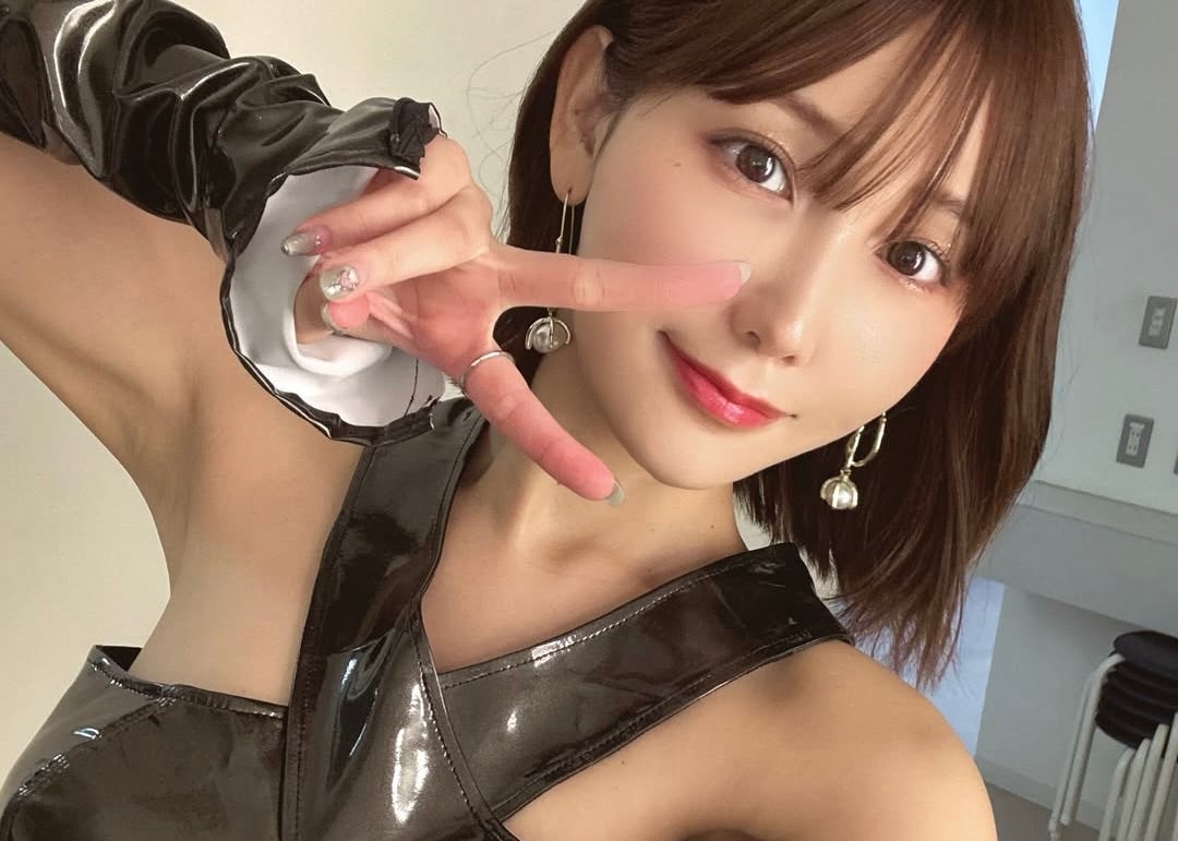 胸元を斜めにクロス…小島みゆ、黒艶の大胆衣装で美しさ倍増