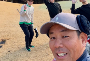 「強風の中でナイスプレー！」多村仁志、清水直行らとゴルフを満喫