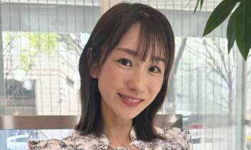 「春の空より爽やか…！」堂真理子、花柄ワンピの朝ショットに「可愛いすぎ」の声続々