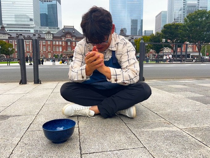 「いい目が出ますように！！」ずん 飯尾　東京駅前で○○にお祈りする様子を公開