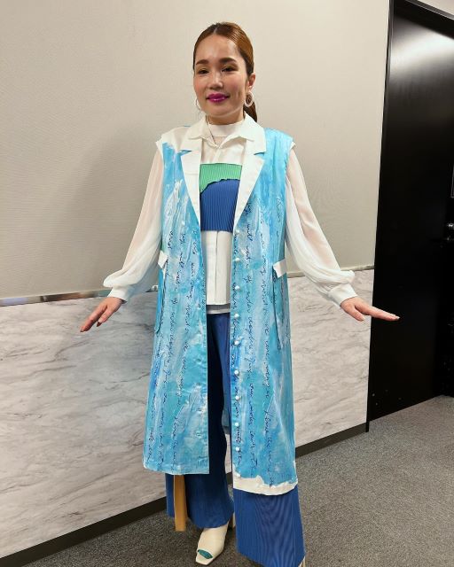 「気持ちも青空」平野ノラの衣装に曇天も吹き飛ぶ⁉