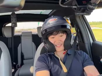 F1 「笑顔が止まらない！」レッドブルが公開した“ユウキ・ツノダの爆笑オフショット”にファン悶絶