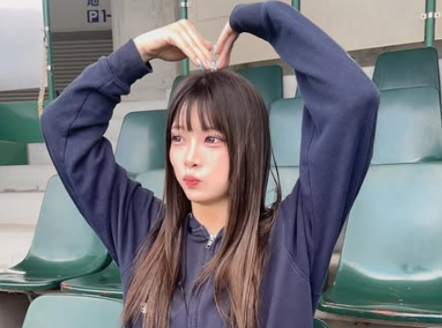 「お写真全部可愛いです」美女チア、観客席で魅せた”ハート・ポージング”のメモリアルショットを公開！