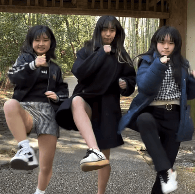 「この姉妹大好き！」話題の女子キックボクサー、茅葺き屋根の真下で”エネルギッシュ・ハイキック”を魅せファン歓喜！