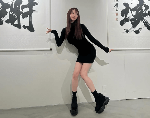 「可愛い！」美女タレント・清水あいり、展示会へ！くびれショット＆グルメムービーにファン夢中「アートとクネクネ！サイコーです！」