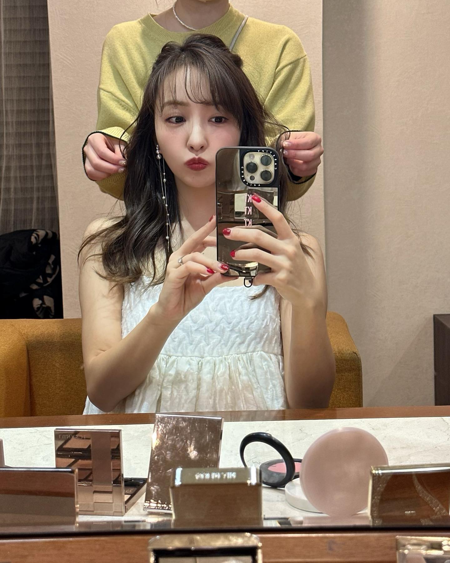 板野友美が白のキャミソール姿で登場😍メイク中ショットが可愛すぎると話題に📸