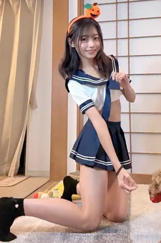 “美女ランナー”たかまいがハロウィン投稿！セーラー服×パンプキン姿で魅せた柔らかさ
