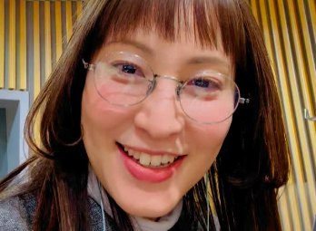 「激レア眼！？鏡姿で登場」鈴木杏樹、代役DJで懐かしのカセットテープに感動