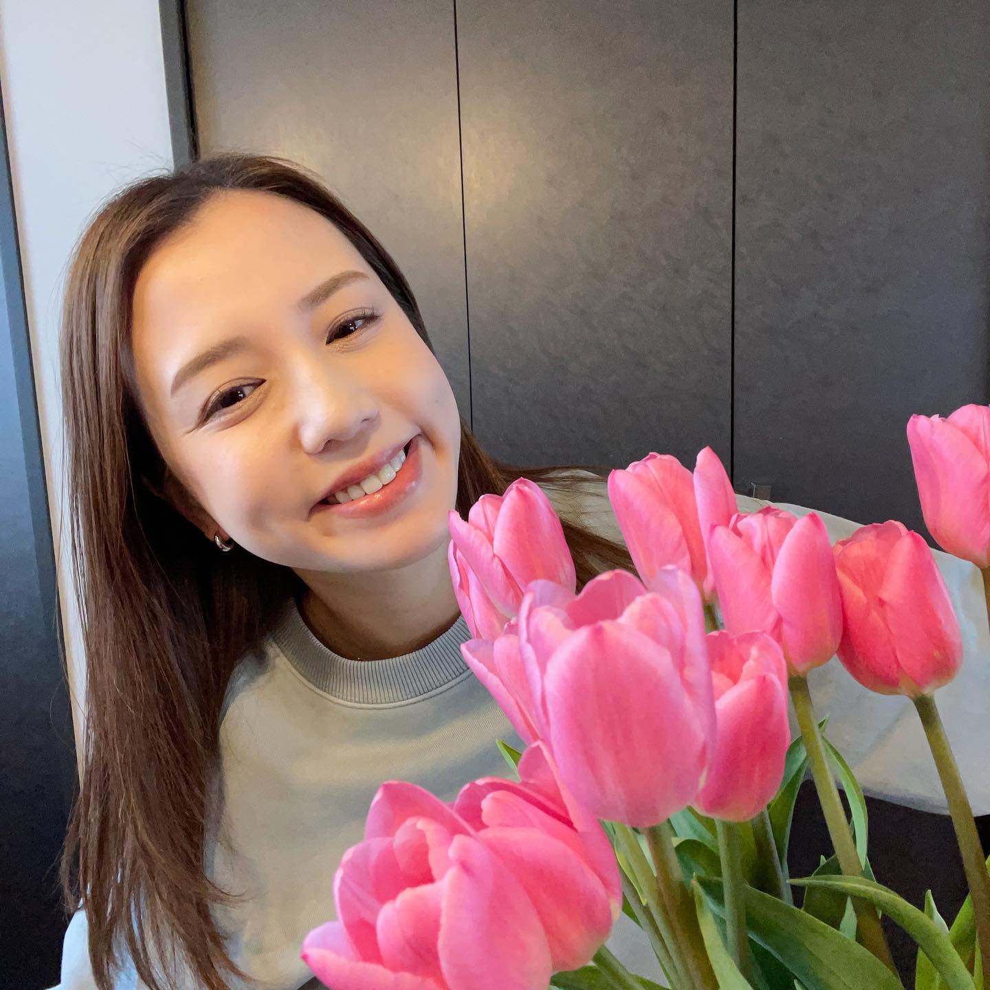 丸高愛実さんがチューリップ🌷を抱えた1枚が話題に「可愛い〜🥺🌷♡」