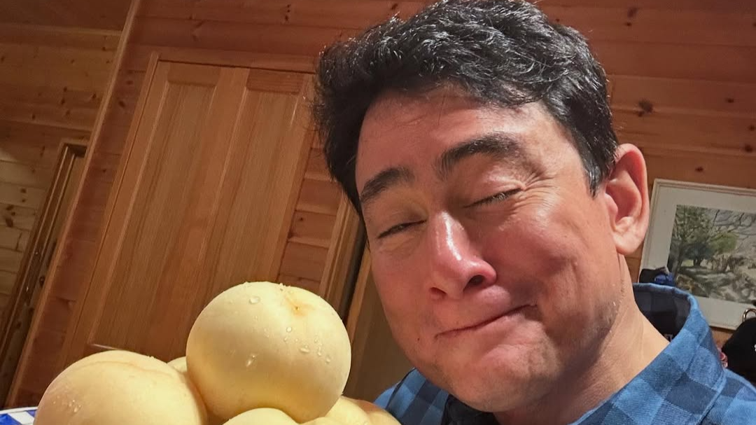 「美味しそうなおしり」野口健、総社の白桃に笑顔