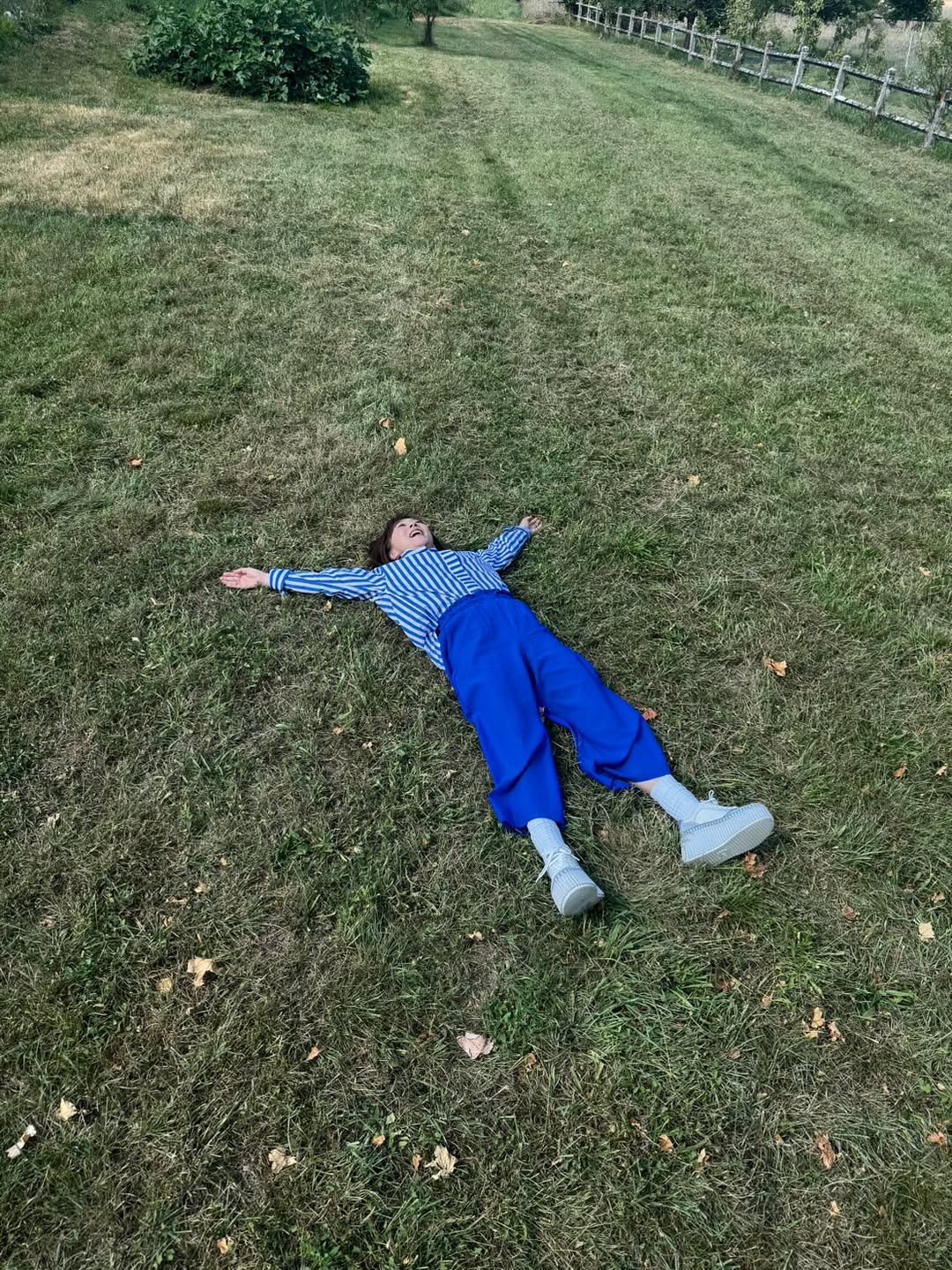 「見えないと思いますが仕事中です（笑）」フリーアナウンサー・木佐彩子、大地に横たわって充電！？