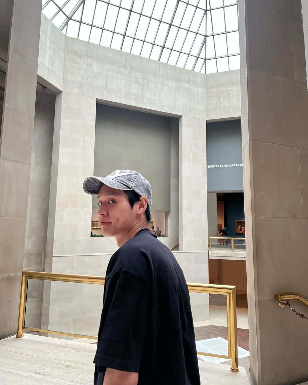 人気俳優がメリーゴーランドに！？「ちょっと真顔なのやめて」