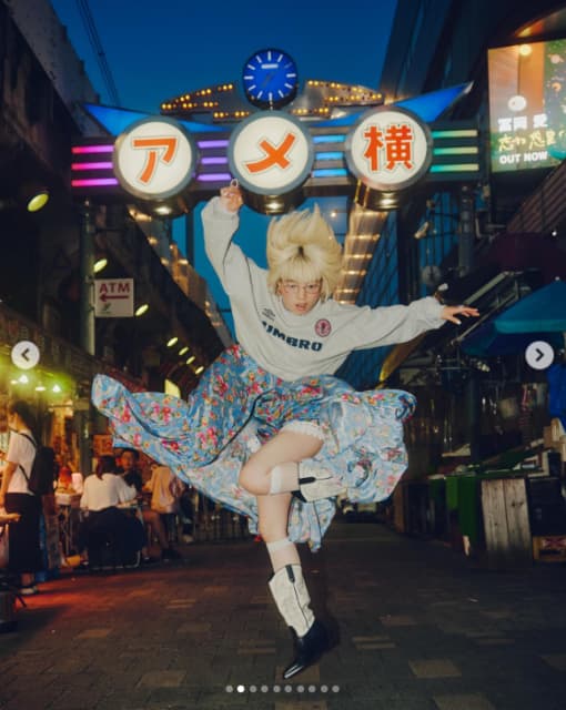 アオイヤマダ、アメ横でのスタイリッシュな写真が話題に！