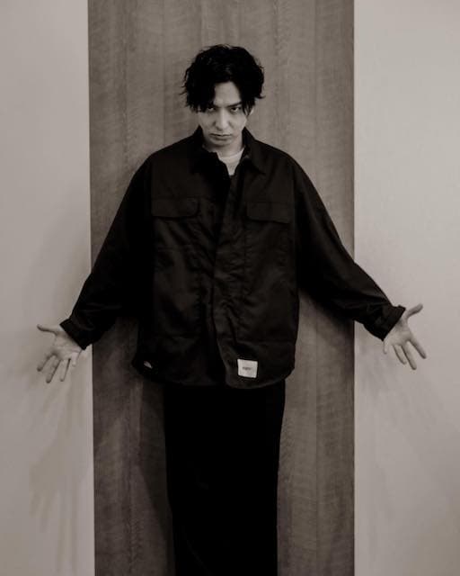 「おばんです」生田斗真がシックに決めた最新ショットを公開📸