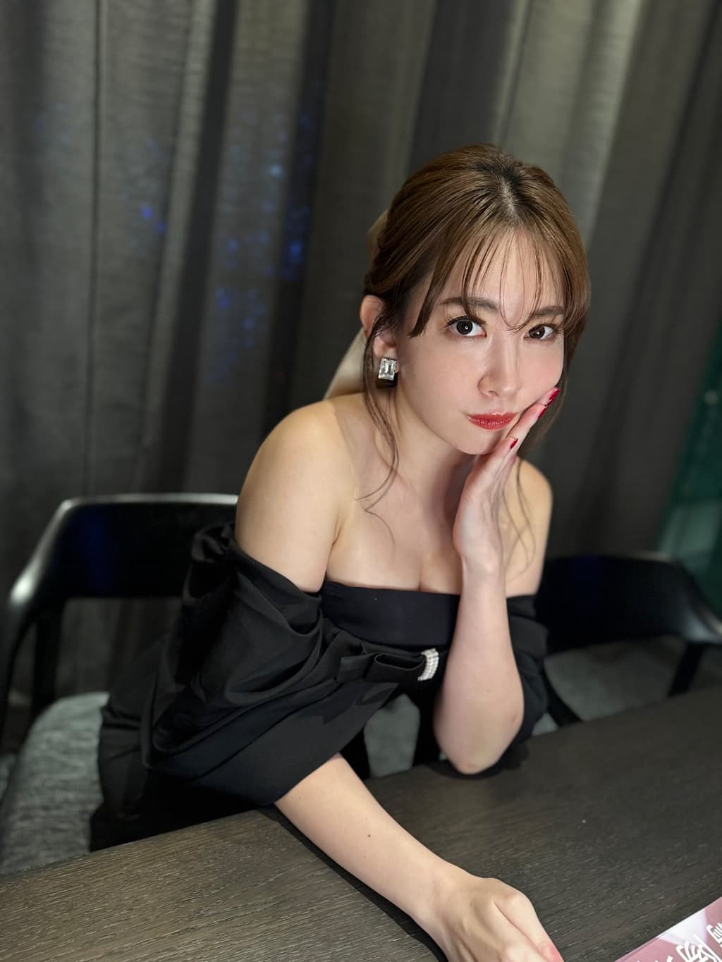 小嶋陽菜、美ボディ炸裂の黒ドレス姿を披露！「綺麗すぎる」とファン悶絶