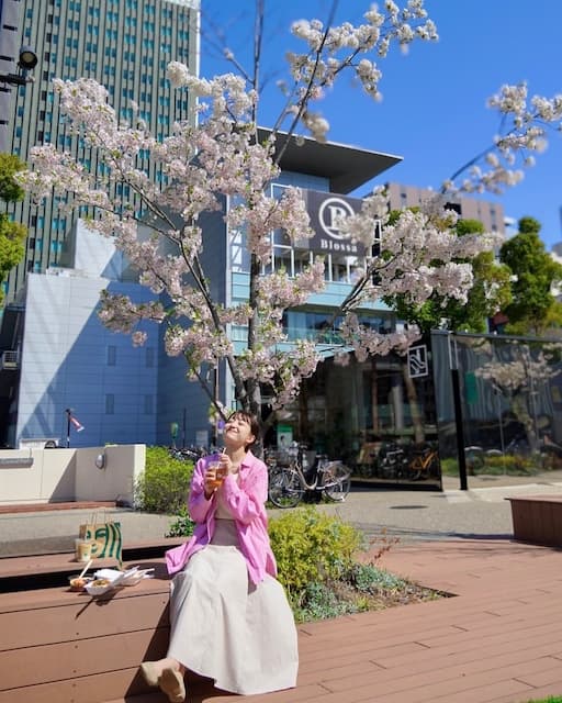 尾形杏奈、一人花見姿のオフショットを公開！「桜の妖精見～つけた」