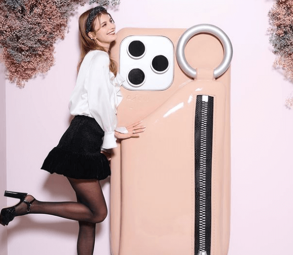 「毎日あなたにキュンです」マギー、超巨大スマホケースとのフォトジェニックな写真を披露！