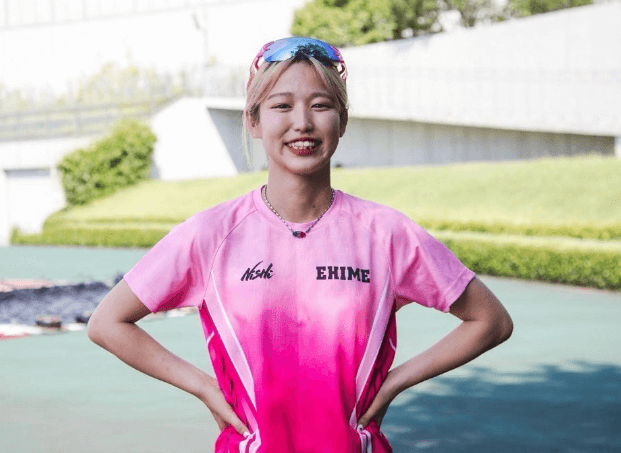 美女陸上選手・三浦愛華、ピンクウェアの腰当てサンシャインスマイルショットを披露！「国体シーズンオフにて」