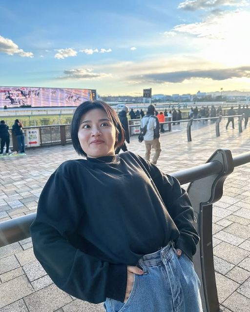 「馬券がうまくいかなかったたらこうなる」小池美由、東京競馬場でパシャリ！もはや定番？お茶目ショットにファン爆笑！