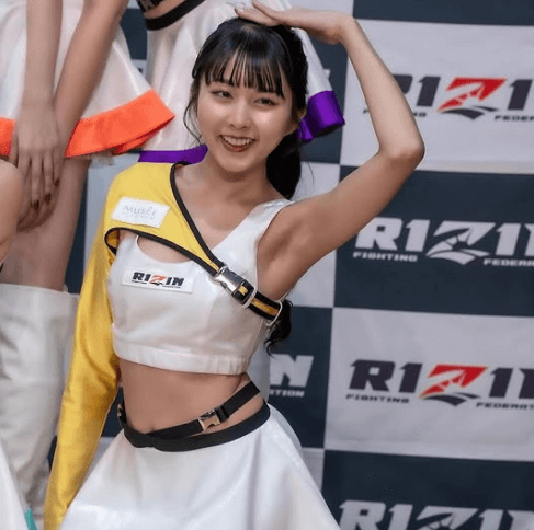 「可愛い！」話題のラウンドガール・菅田れもん、美ワキあらわなRIZINガール・ショットを披露しファン・エレクト！