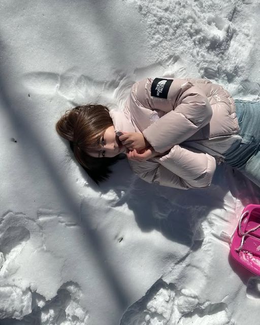 「とあるロケ先で…」人気RQあらた唯、雪に寝そべりニッコリ笑顔ショットが可愛すぎると話題に！