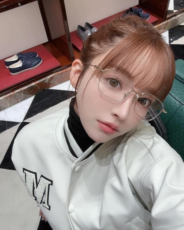 「メガネ似合いすぎ！」三上悠亜のイタリアショットが話題に