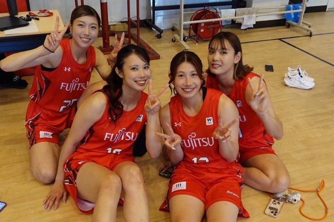 「美女軍団！」美女バスケット選手、チームメイトとの”仲睦まじき・誉れ高き集合ショット”を披露！ファン歓喜「今日もかわいい」