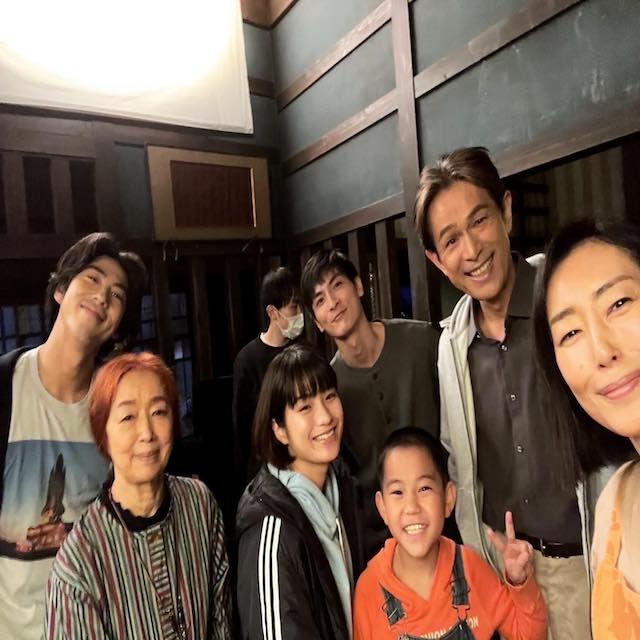 「 need season 2 😍」賀来賢人が豪華俳優陣とのオフショットを公開📸🌟