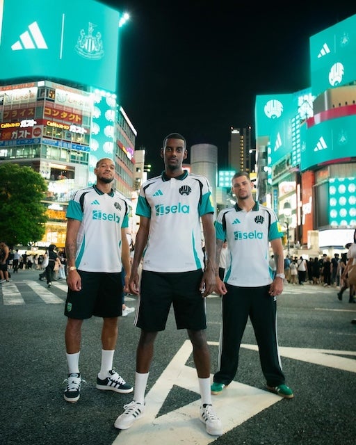 「What a photo‼︎」ニューカッスルがスクランブル交差点をバックに3rdユニを公開！