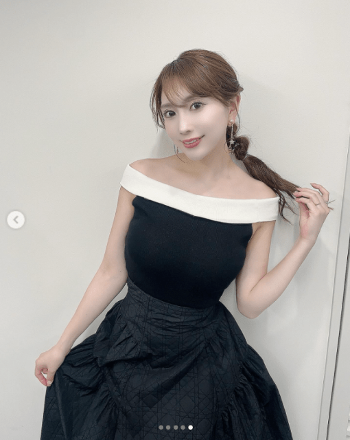 森咲智美「美デコルテあらわ」のキレカワドレスでパシャリ！