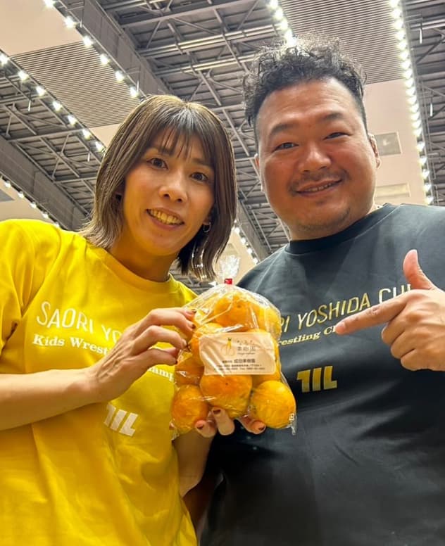 豊ノ島　吉田沙保里杯へ訪問　地元の宿毛のみかんを吉田沙保里にお土産