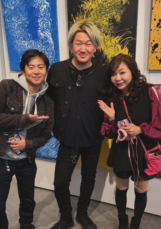 ハイヒールモモコが息子と3ショット！TAKUMIくんのアートが放つ魅力に釘付け