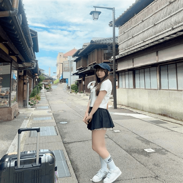 石川へ舞い降りた黒嵜菜々子！映えるスレンダー美脚フォトでファンを釘付けに