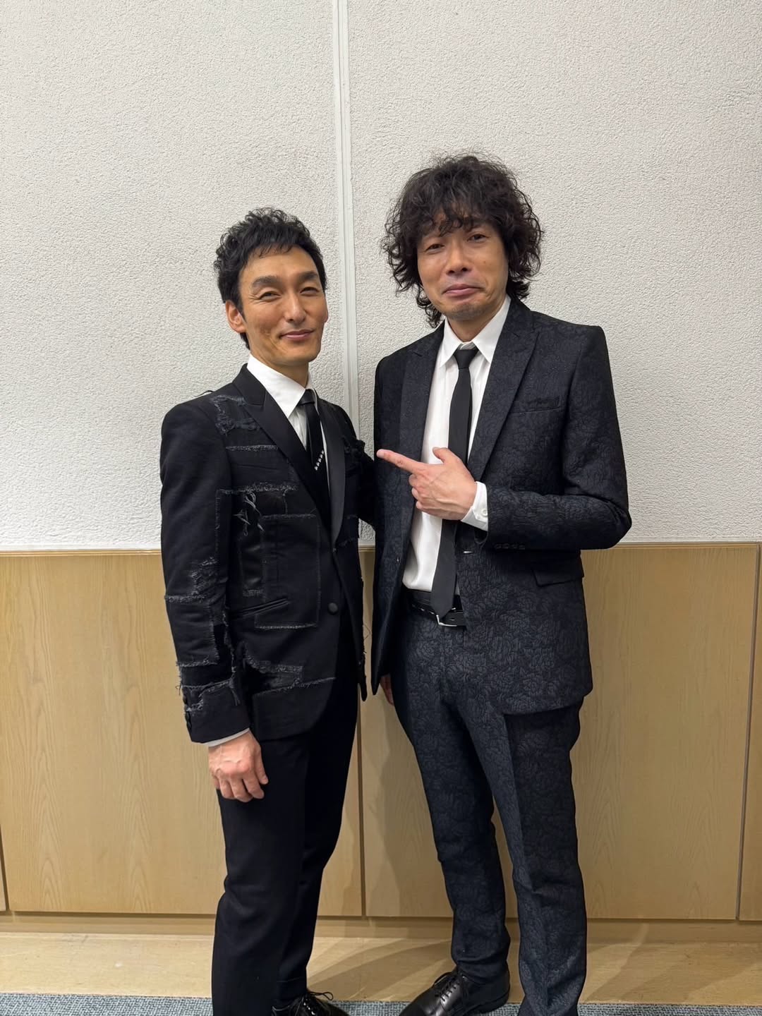 シンガーソングライター・斉藤和義、草彅剛とクールで爽やかなツーショットを公開！