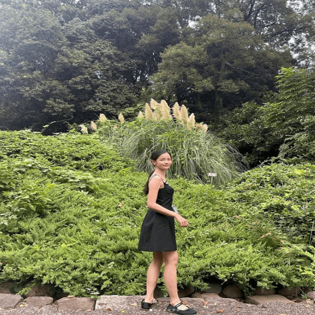 ハ・ヨンスが最新のオフショットを公開！ベンチから見つめるフォトにファン釘付け