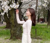 小嶋真子が“桜とお弁当と友情”に癒された週末♡笑顔あふれる花見ショットが話題に！