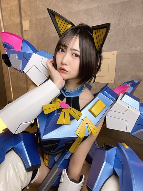 まるでガンダム！？空野青空が”武闘派インターネットエンジェル”コスプレを披露！
